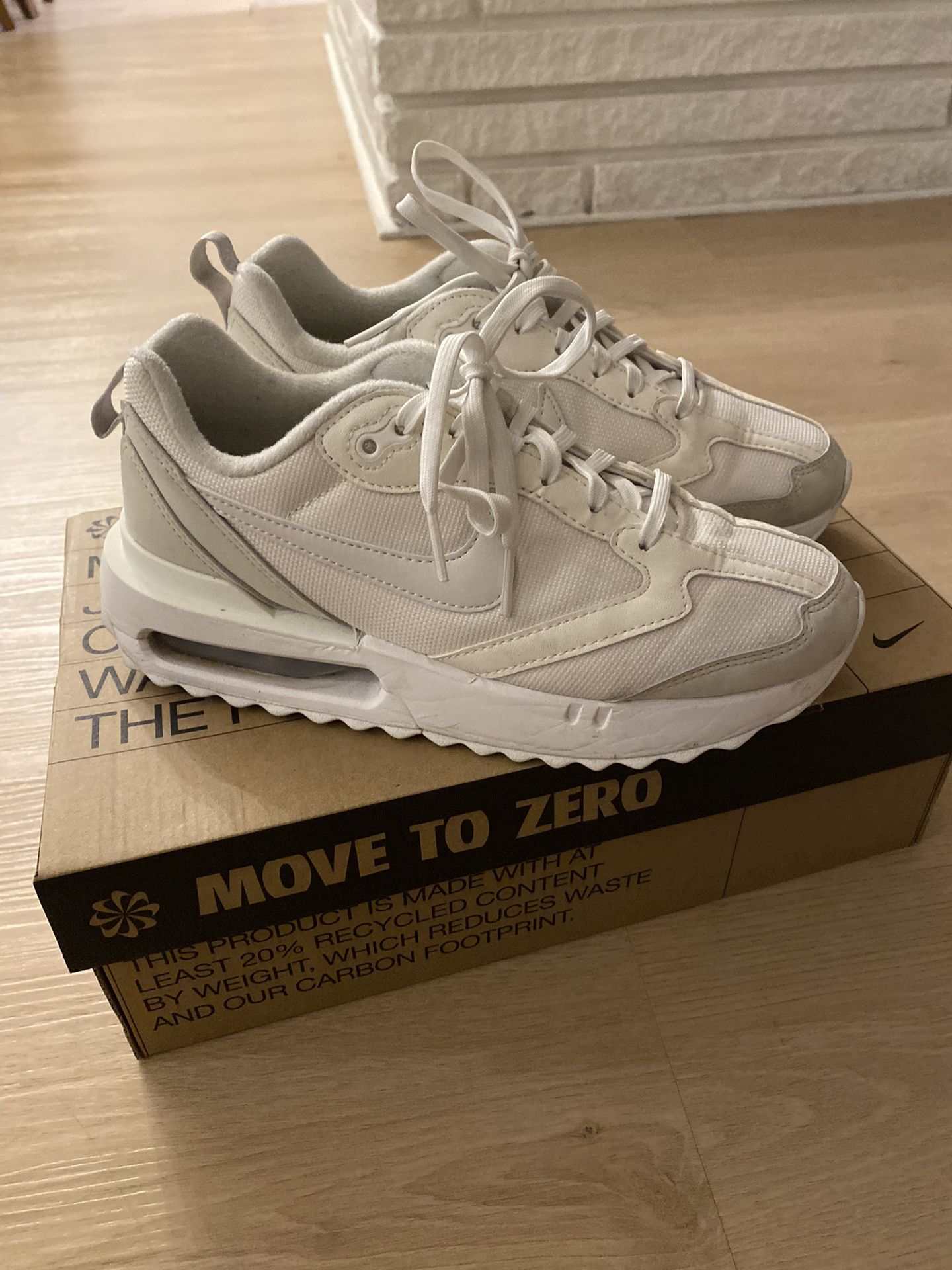 Women’s 6.5 Nike Air Max Dawn