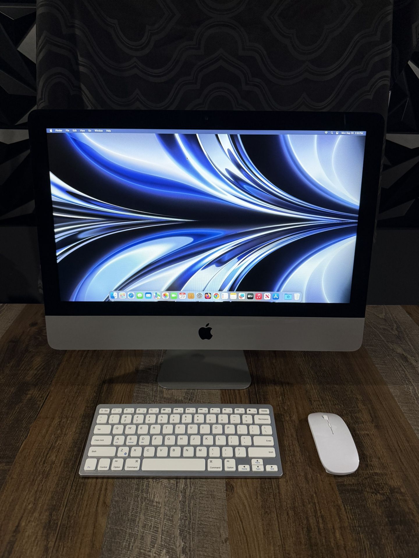 Apple iMac All In One Desktop Computer Bundle Very Clean And Sleek Nice LOOK