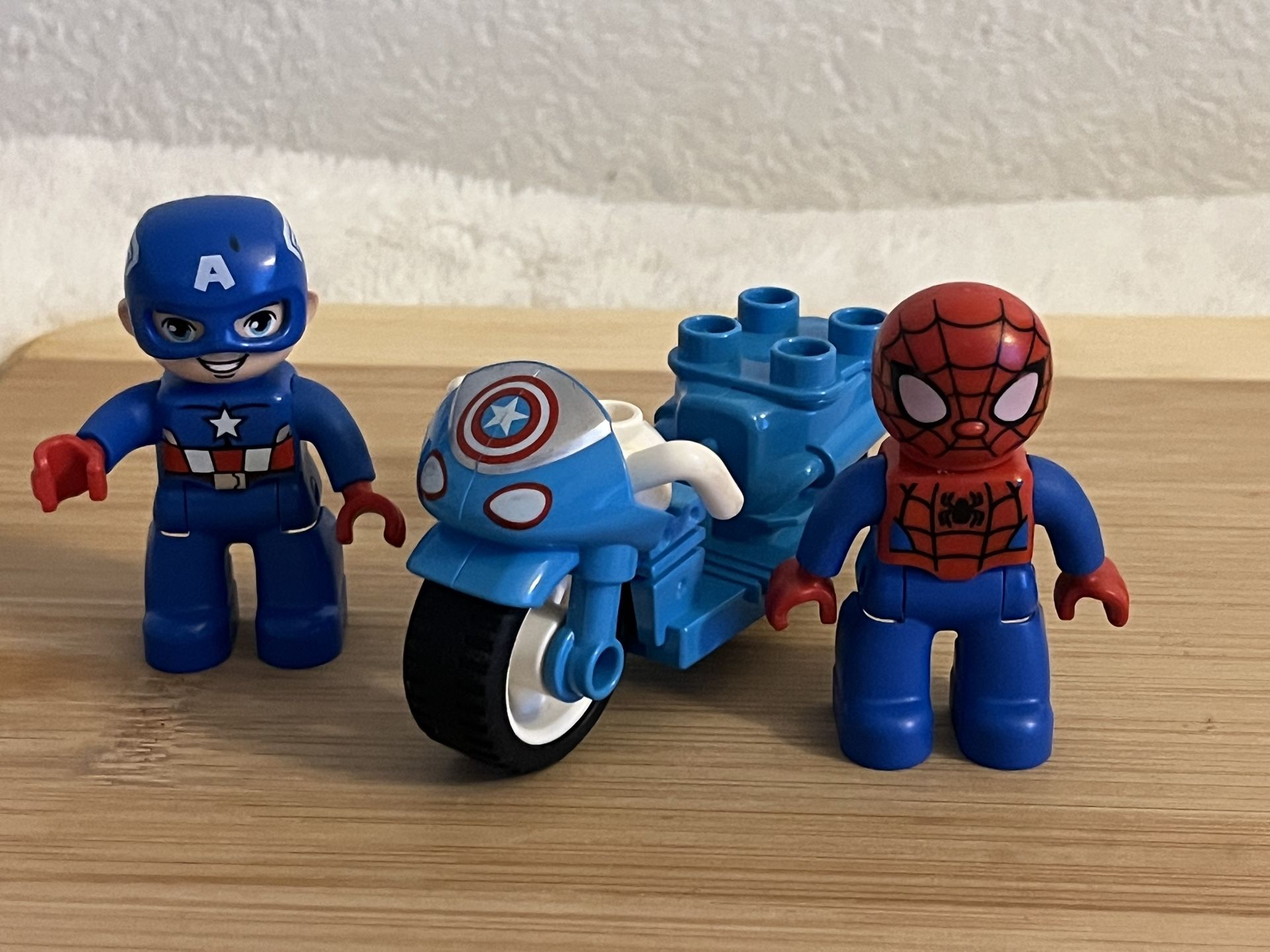 Lego DUPLO Marvel Avengers Superhero Captain America , Spider Man and motorcycle 
