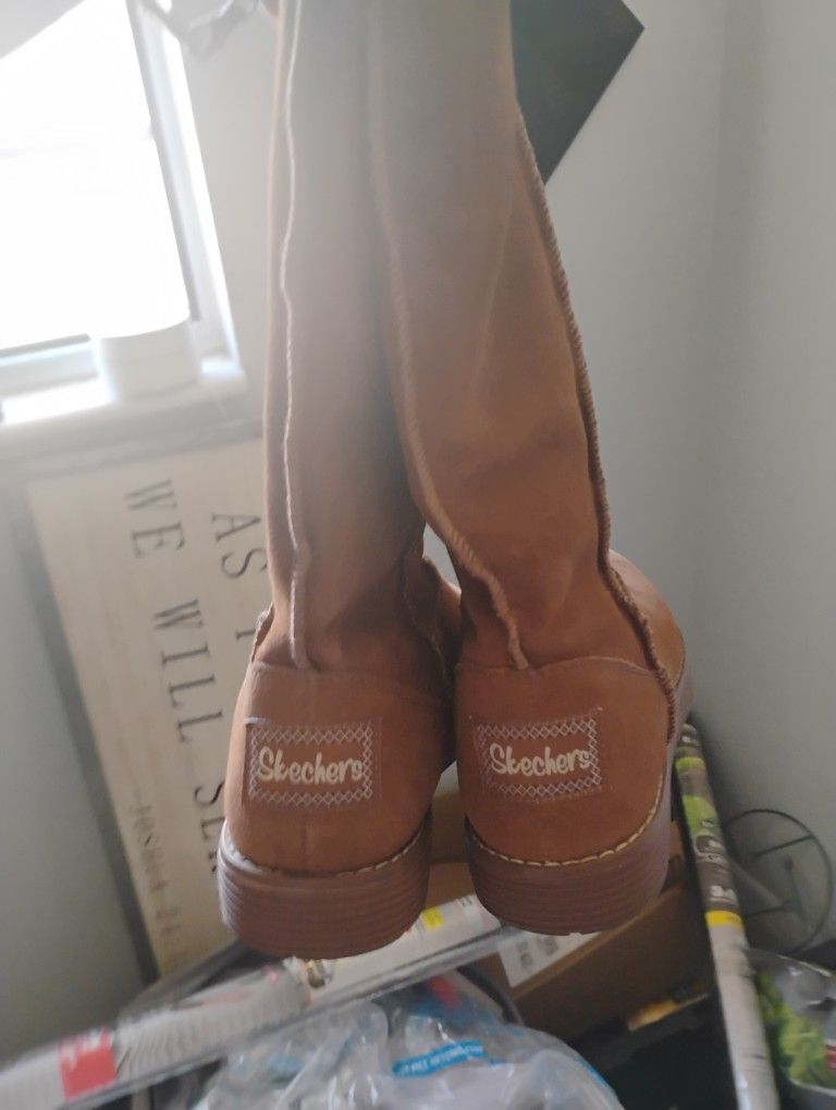 Ladies Skechers Winter Boots Size 7.5