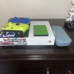 xbox 1s with 2 wireless controllers and 2tb game drive with bose speaker