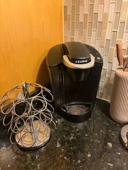 Keurig coffee maker and k cup holder
