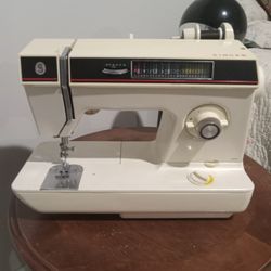 SINGER Sewing Machine Model 1425(1980's)