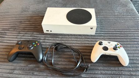 Xbox Series S - 512GB w/ two controllers