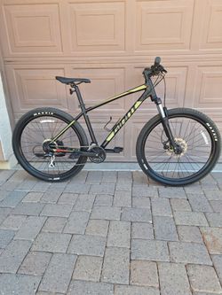GIANT TALON 3 MOUNTAIN BIKE 27.5 INCH LIKE NEW ( MEDIUM)
