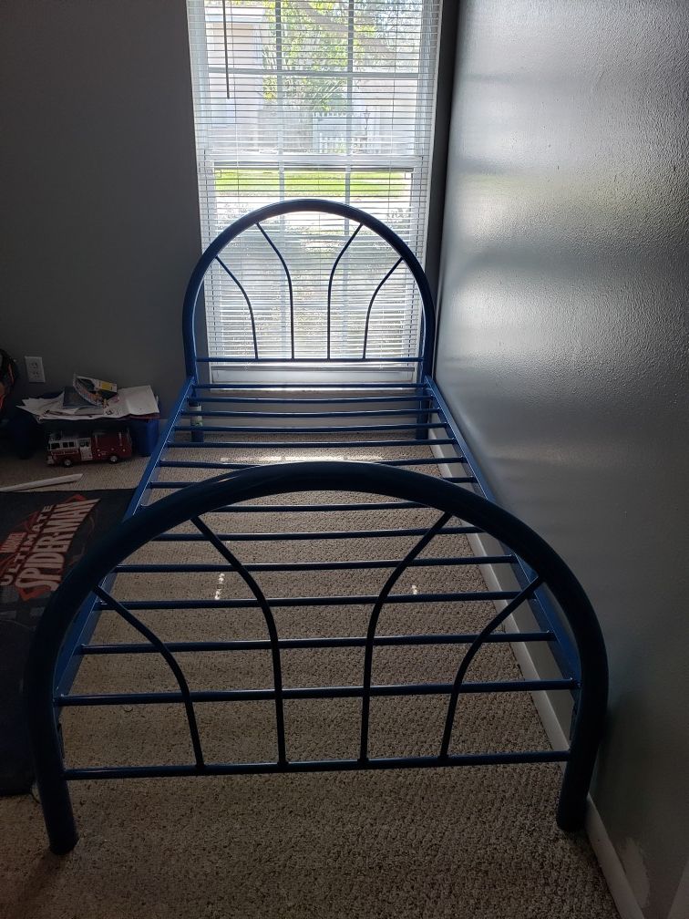 Kid' s Twin Bed Frame