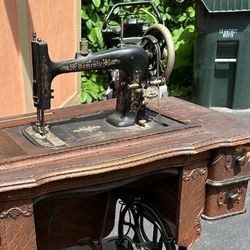 Antique 1920's Singer Sewing Machine 
