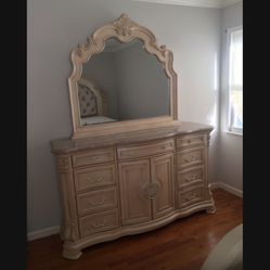Dresser With Mirror 