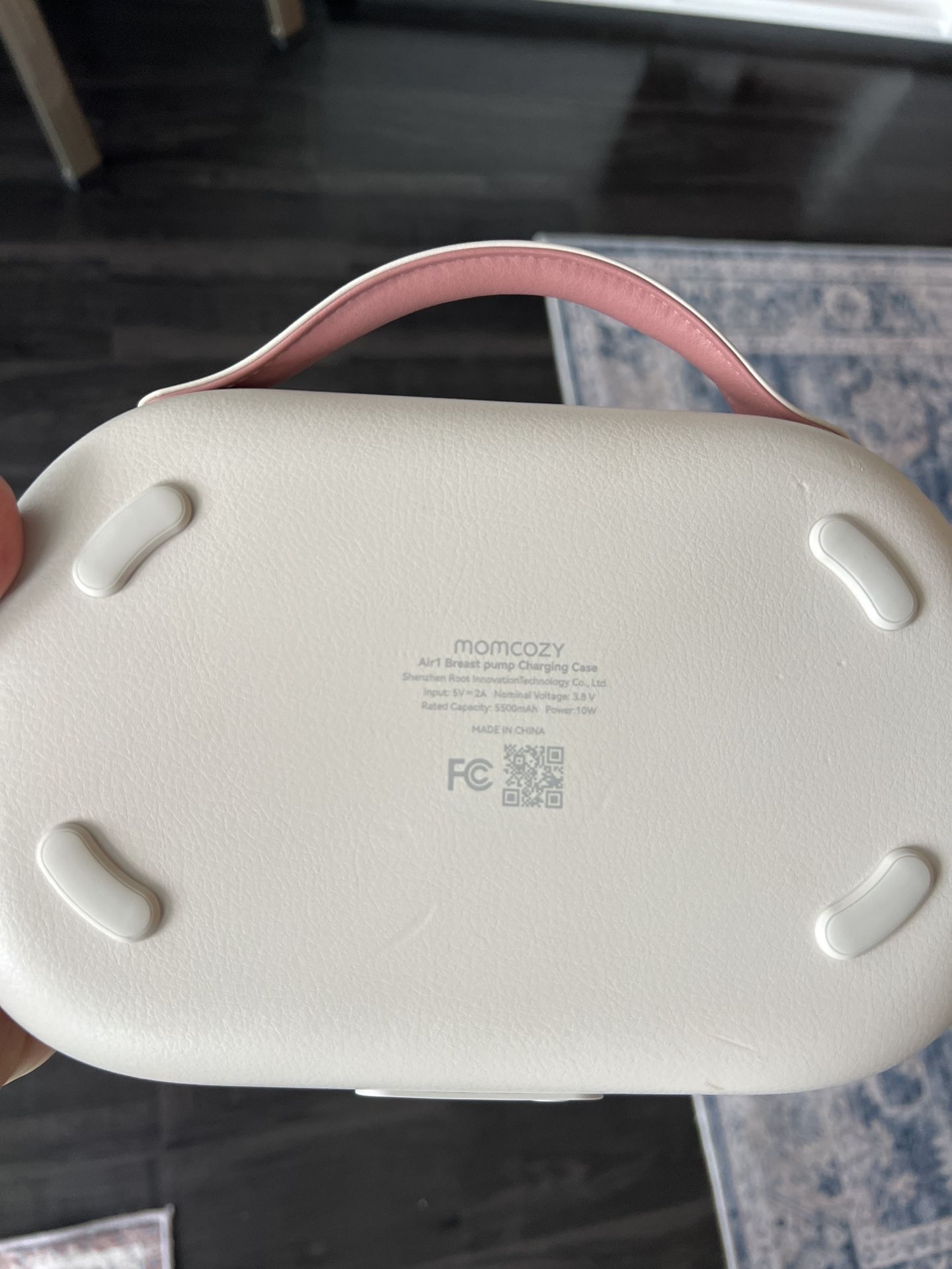 Estojo Carregador Momcozy Air1 – Como Novo