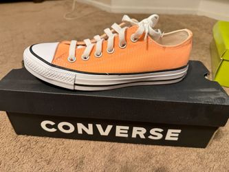 Converse Chuck Taylor Low Top Sneakers – Peach/Coral – Women’s Size 6.5 – Brand New