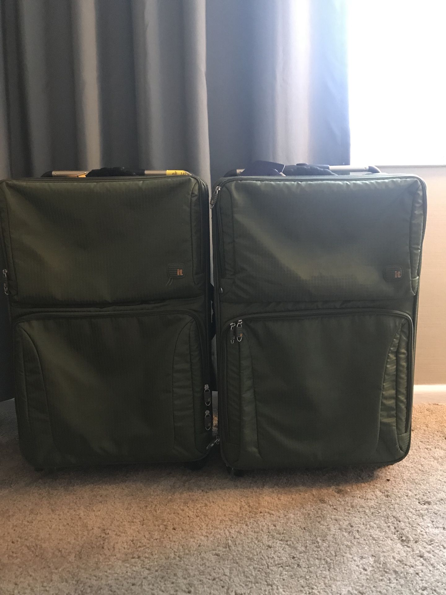 “It” Luggage World’s Lightest Wide Handle Design