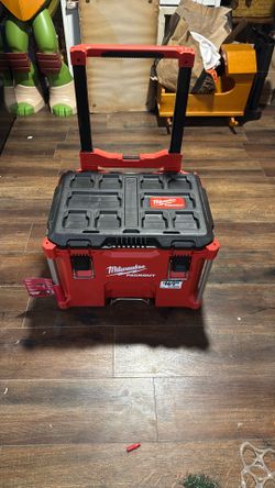 Milwaukee Pack out Rolling Box 