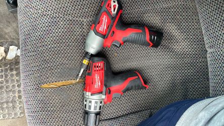 Milwaukee M12 Drill and Driver Set