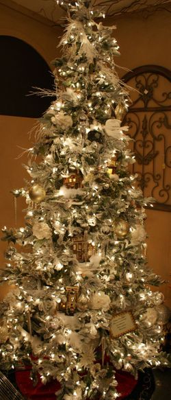 Santa’s Best Craft Christmas Tree