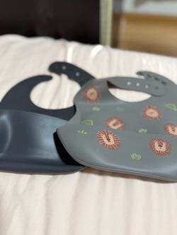 Silicone Baby Bibs with Catch Pocket – Set of 2