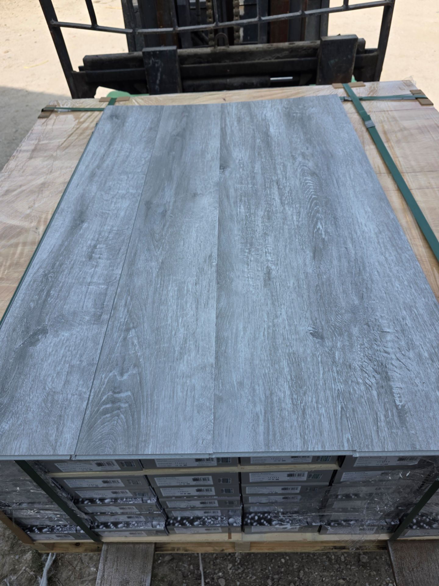Piso De vinil 26.59 sqft en una caja