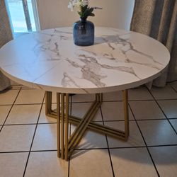 Dining room table $180
