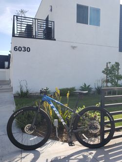 Trek Marlin 8 Tubeless Tires M/L Frame 29" Wheels