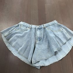 Women's denim shorts. Size S (28 inches waist)