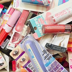 Wholesale Cosmetic Lot (100 Items / Pieces)
