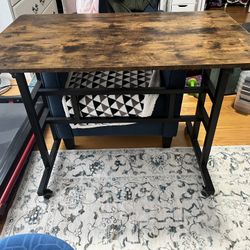 Sitting and standing desk with adjustable height and wheels
