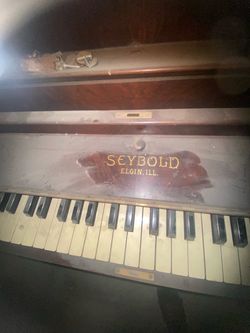 Upright piano