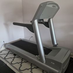 Life Fitness T9i Treadmill In Excellent Condition