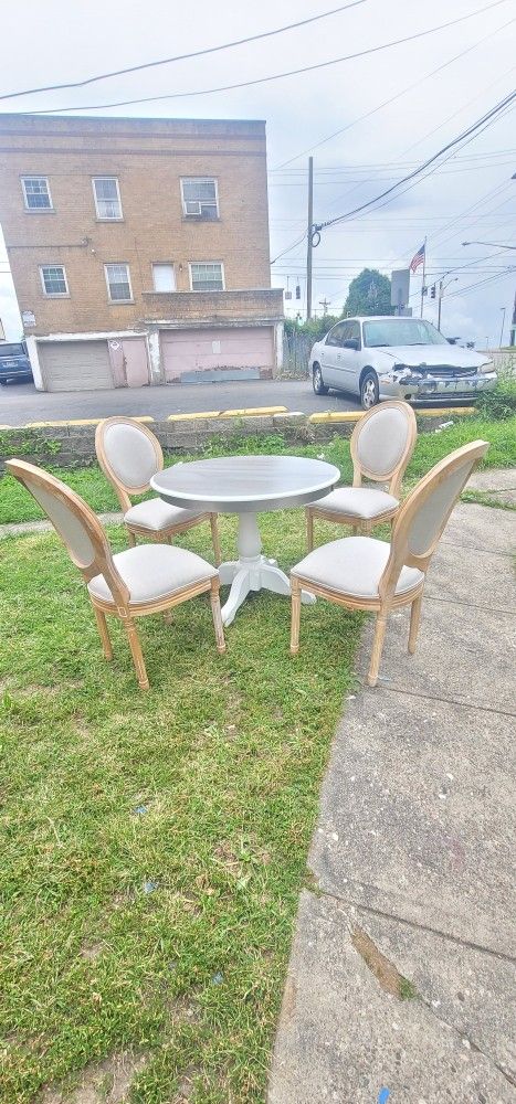 Beautiful Brand New Dining Set