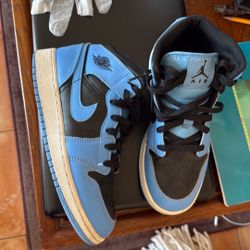 Jordan 1 Mids university blues. 5.5size