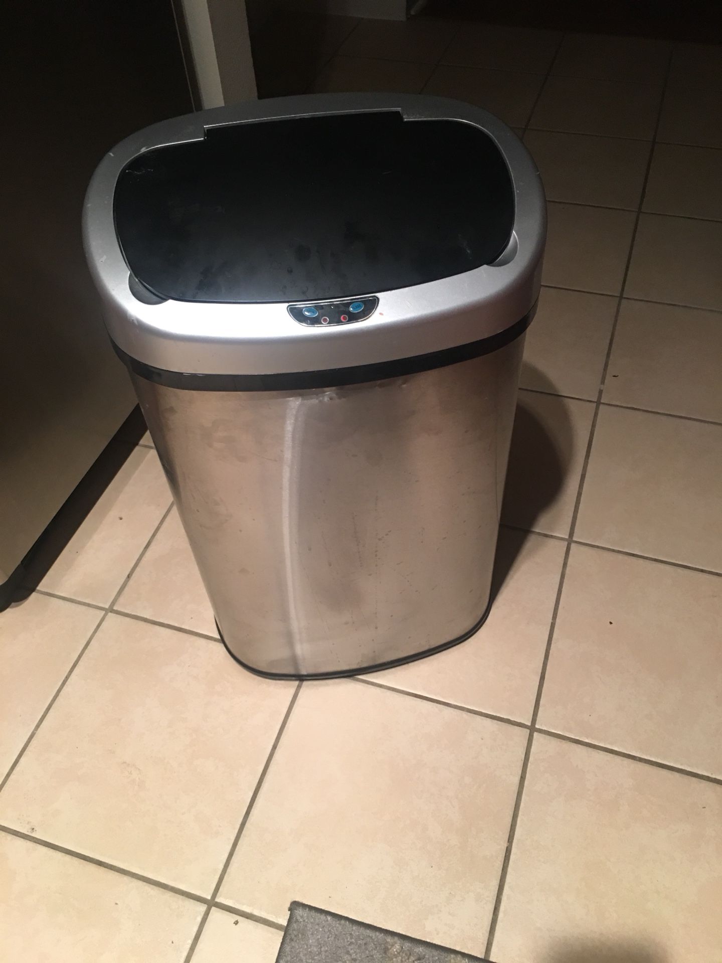 Trash can automatically opens and closes