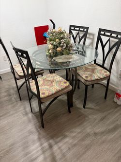 Round Glass top table w/ 4 chairs