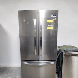 NEW FRIGIDAIRE  3 DOOR   BOTTOM  REFRIGERATOR    WITH 1 YEAR WARRANTY  / 1 AÑO DE GARANTIA  POR ESCRITO  