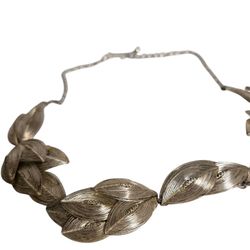 leaf pattern spun silver tone choker 1980's
