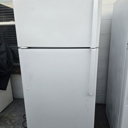 GE REFRIGERATOR WITH ICE MAKER WORKS PERFECTLY 