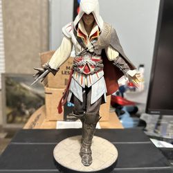 Ezio Statue