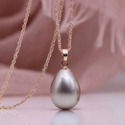 585 Drop Shell Pearl Necklace Complexion