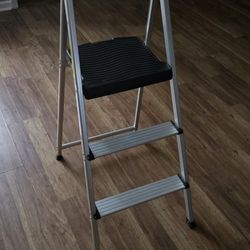 Rubbermaid 3 Step Aluminum Ladder - Lightweight Folding Step Stool