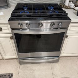 Smart 30” Whirlpool Gas Range For Parts 