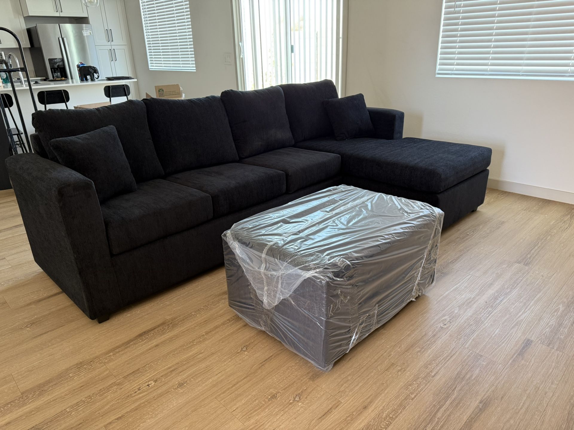 💥brand New Black Sectioanals With Free Ottoman