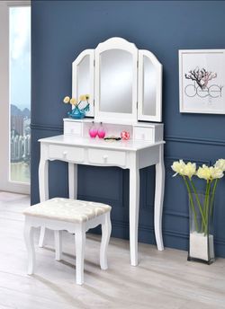 Tri-Mirror Vanity Set
Available in Espresso or White Finish