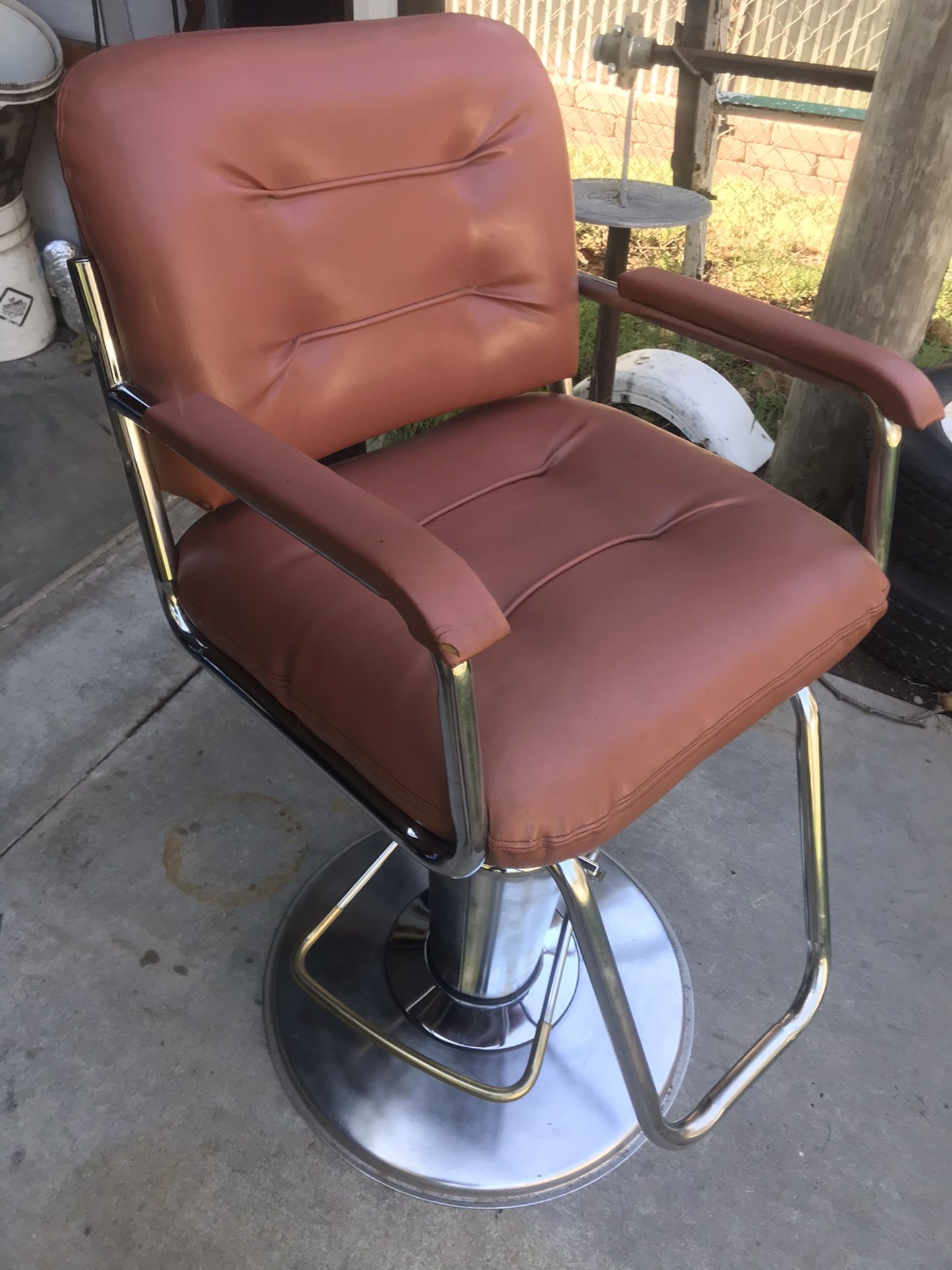 {{Vintage, Funtioning, Barbers Chair}}