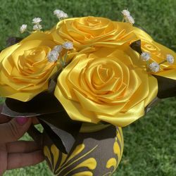 Tazita de cafe with its yellow ribbon flowers