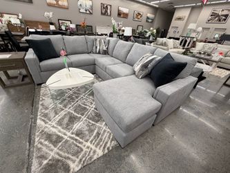 SECTIONAL WITH REVERSIBLE CHAISE