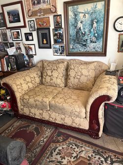 Love seat (Couch)No Rips, No Stains ! $100