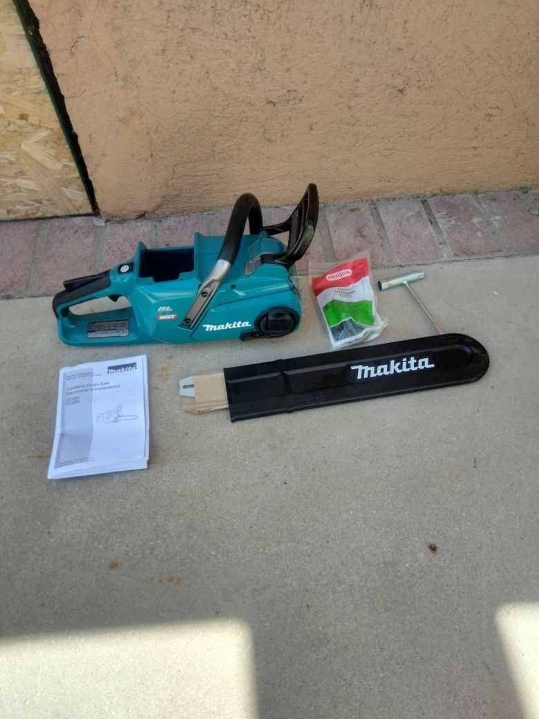 Makita 40v Chainsaw 18in Tool Only New 