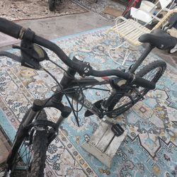 MOUNTAIN Bike  TREK 26INCH 18SPEED  820 EVERYTHING IS GOOD CONDITION 
