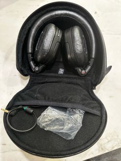 Noise cancelling headphone