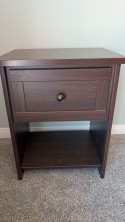 2 matching night stands