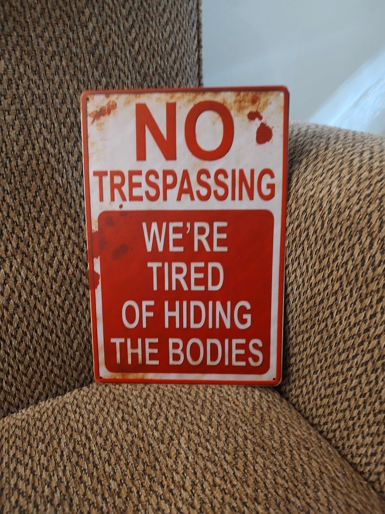 NO TRESPASSING METAL SIGN. 12" X 8". NEW. PICKUP ONLY.