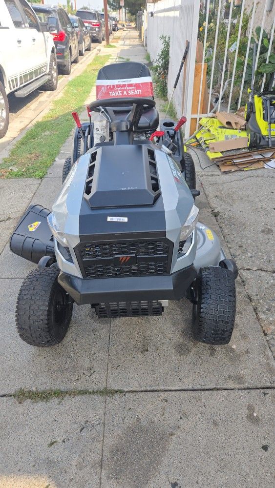 Murray
MT100 42 in. 13.5 HP 500cc E1350 Series Briggs and Stratton Engine 6-Speed Manual Gas Riding Lawn Tractor Mower